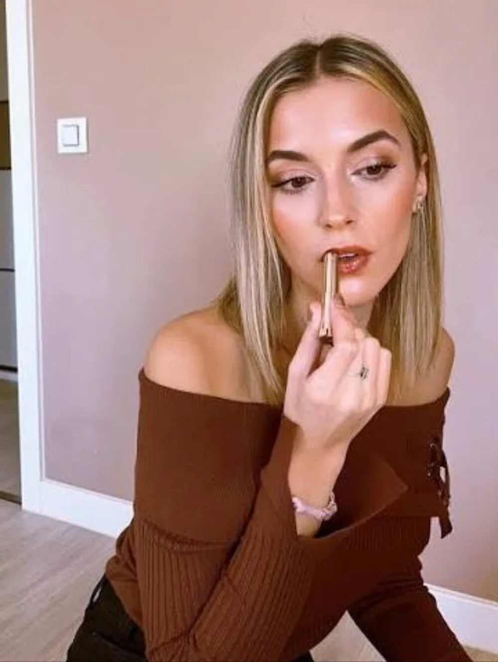 Lancome Butterglow Tinted Plumping Lip Butter Balm Roast Me - Nude Brown